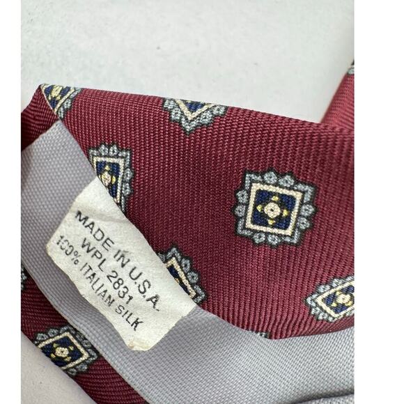 Mario Valentino Tie Men's Red 100% Italian Silk Necktie w/‎ Geometric Pattern - Picture 4 of 4